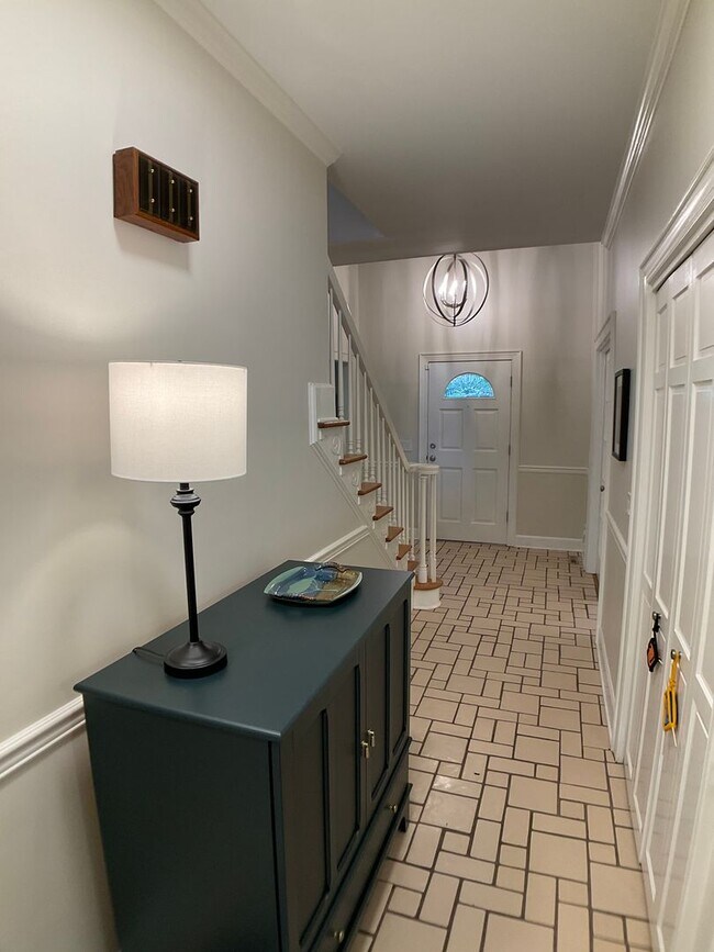 Building Photo - Executive Home in The Heart of Chapel Hill!