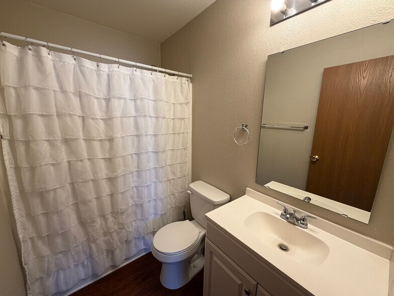 Building Photo - 1216 Wolf Run Ct