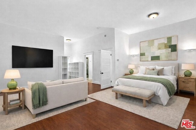 Building Photo - 915 Palms Blvd