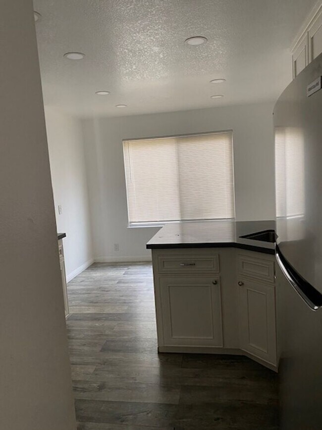 Building Photo - Recently remodeled spacious townhome with ...