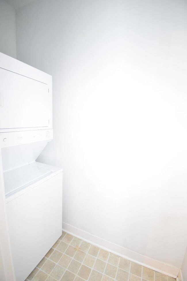 Building Photo - Large 2 Bedroom Condo For Rent Near Historic Downtown Clarksville!