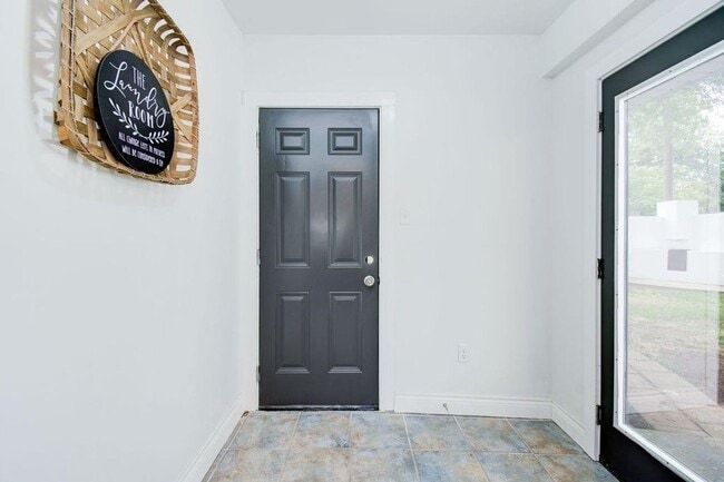 Building Photo - AVAILABLE FOR PRE-LEASE - Modern & Charming 3 Bedroom