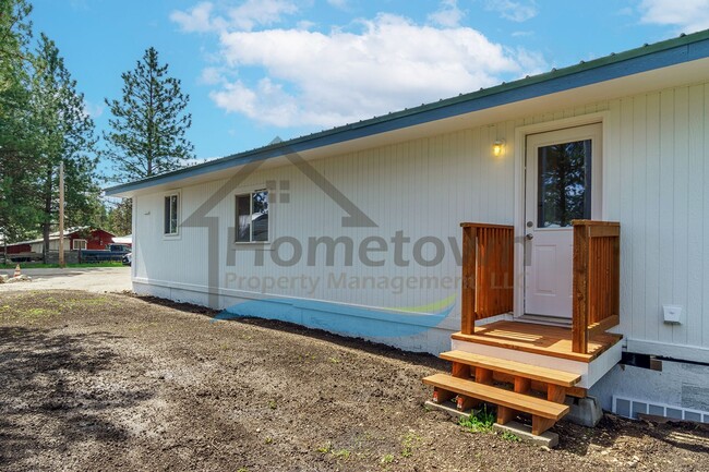 Building Photo - 2 Bedroom 1 Bath Home with Off-Street Park...