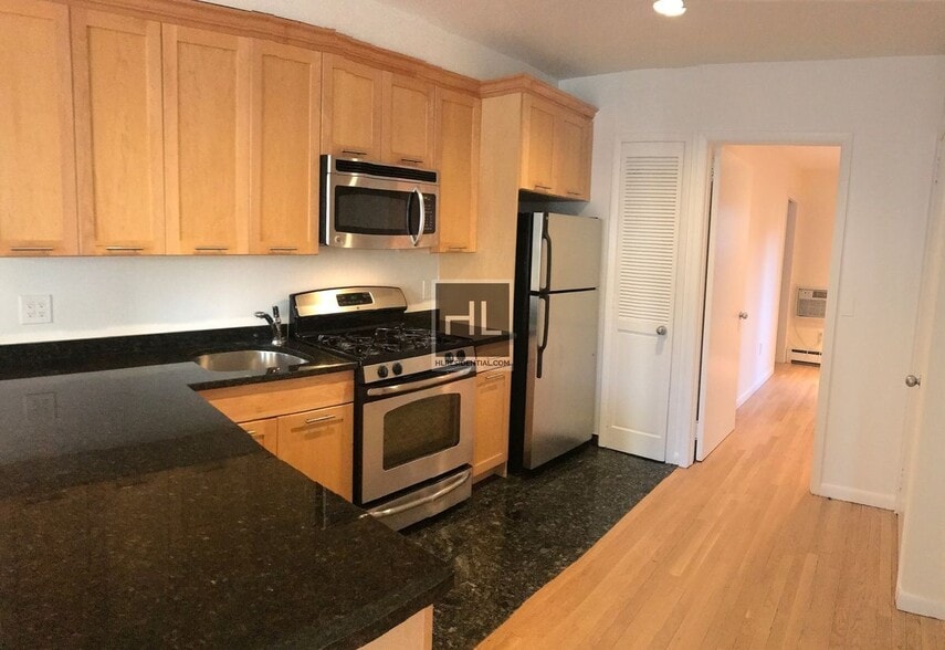 Building Photo - WEST BROADWAY