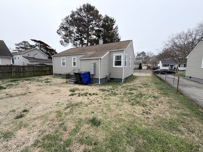 Building Photo - 1366 Baychester Ave