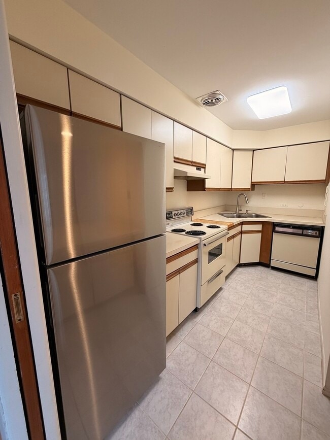 Building Photo - 1970 Cherry Ln