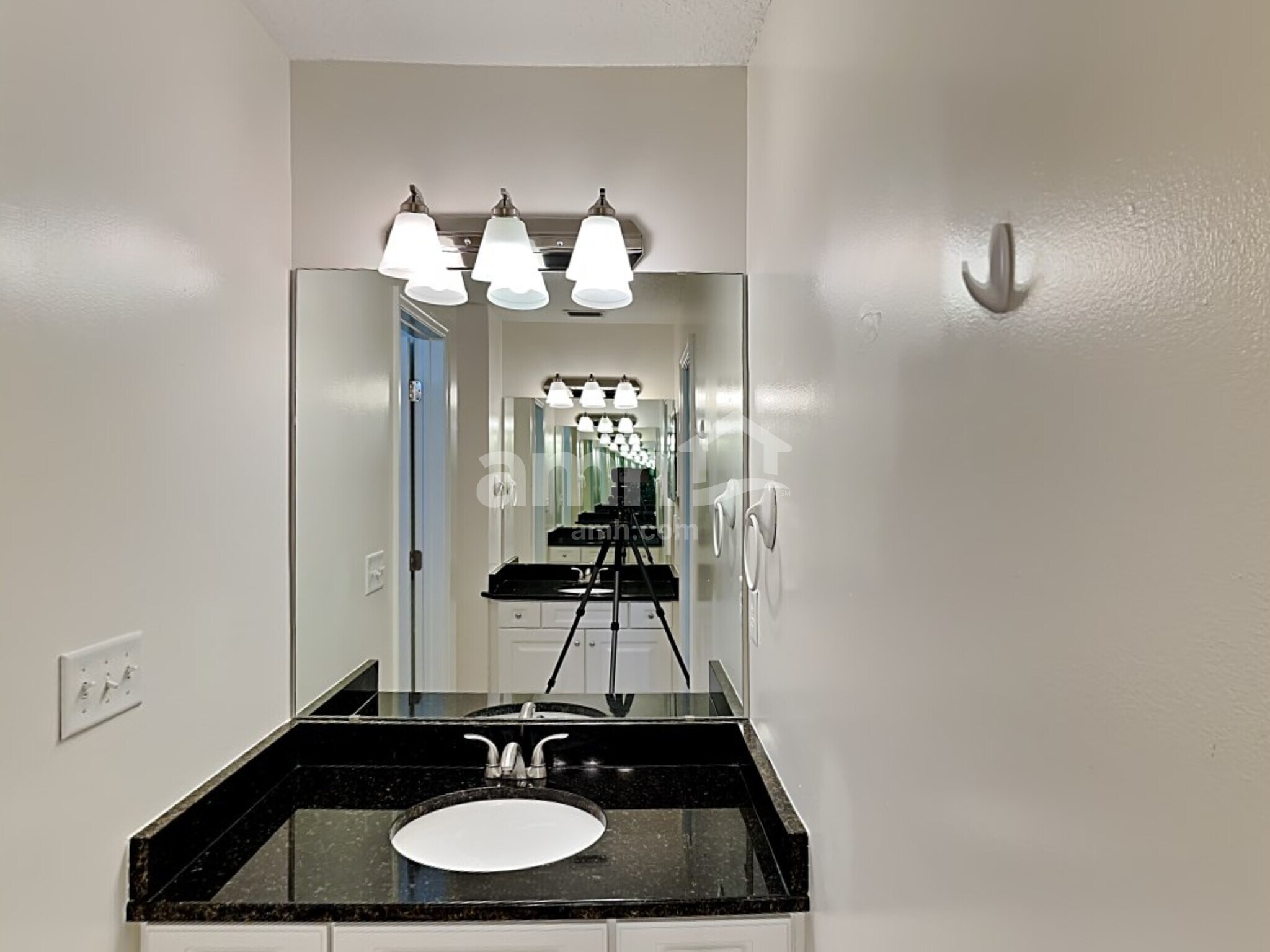 Building Photo - 304 W Silverthorn Ln