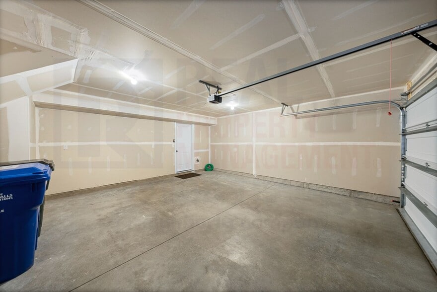 Building Photo - Stunning 3 Bed 2.5 Bath Townhome COMING SOON