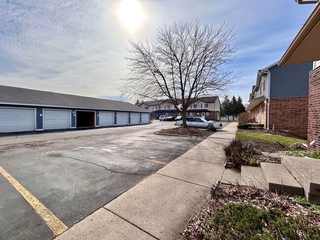 Building Photo - Two Bedroom Townhome In Southeast Grand Rapids