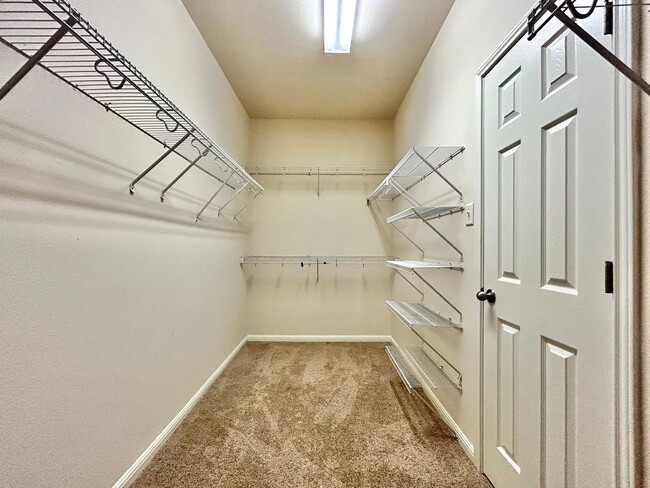 Building Photo - Your Next Home Awaits – Roomy, Bright & Co...