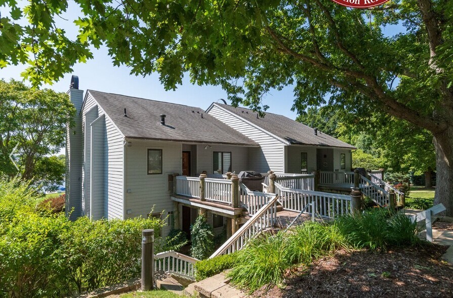 Building Photo - 230 Oak St