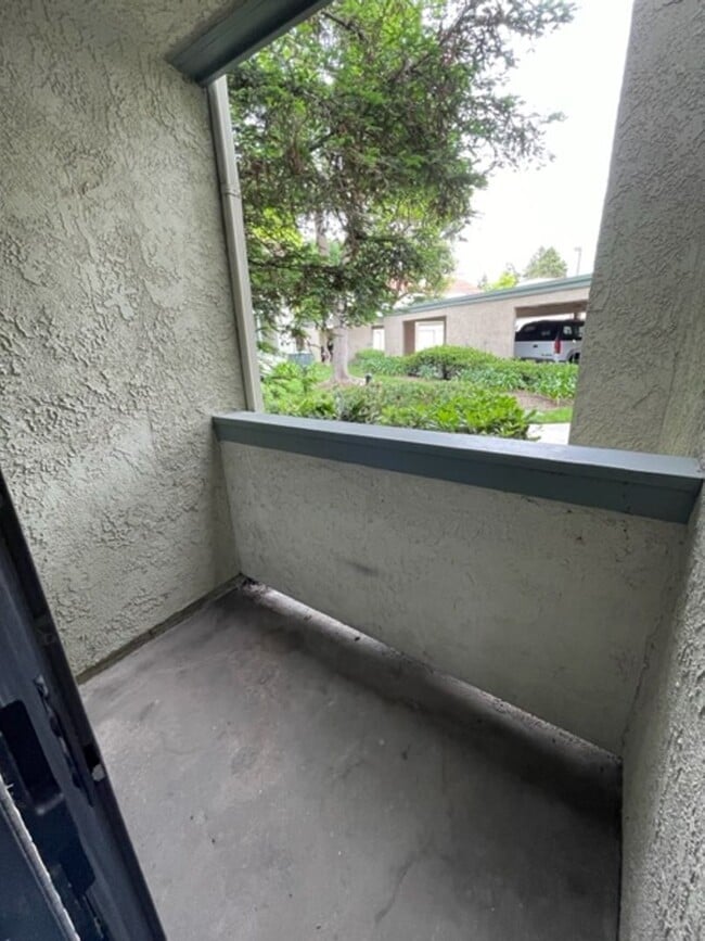 Building Photo - Large 2 Bedroom, 2 Bath Condo with 2 Parki...