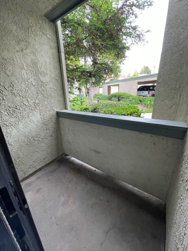 Building Photo - Large 2 Bedroom, 2 Bath Condo with 2 Parking and Community Pool