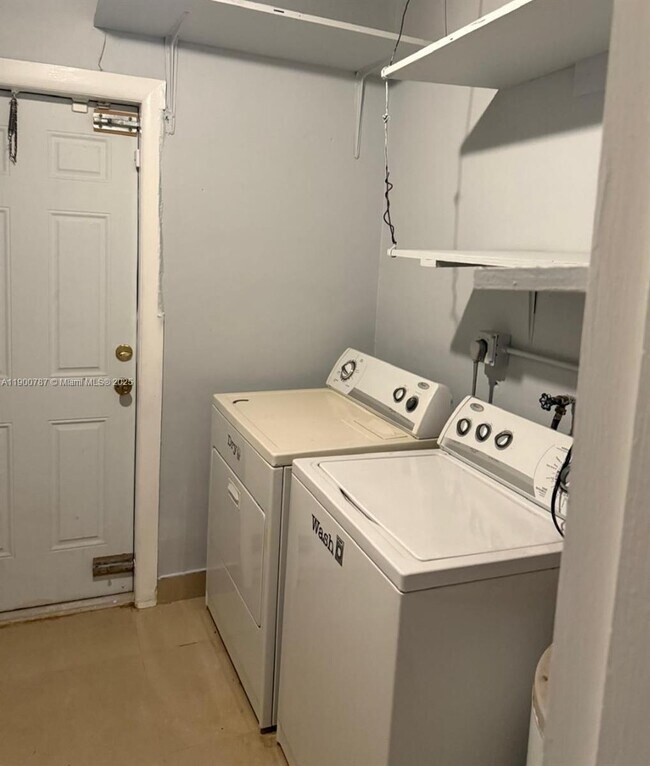 Building Photo - 2401 Largo Dr