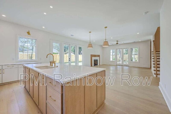 Building Photo - 755 Adluh St