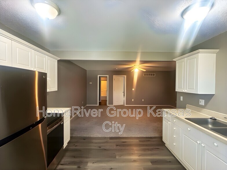 Building Photo - 5631 N Northwood Terrace