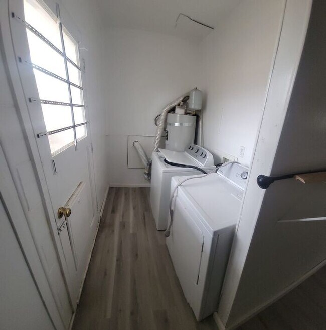 Building Photo - For Rent 3 bed 3 bath Plus 4th room or Off...