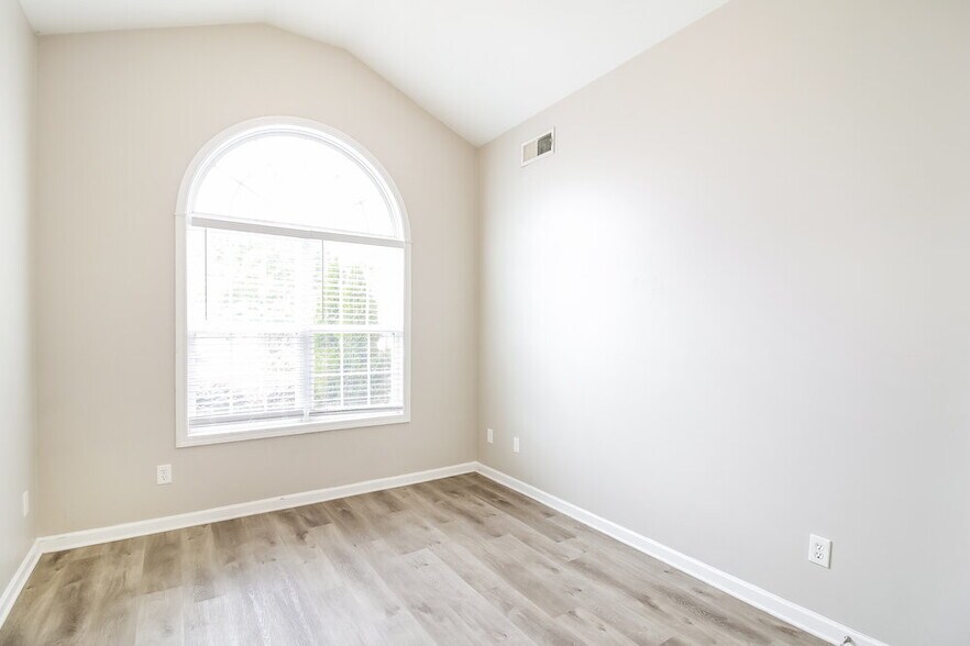 Building Photo - 224 Greenview Dr