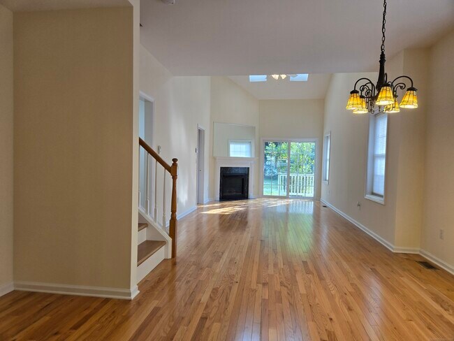 Building Photo - 511 Elm St