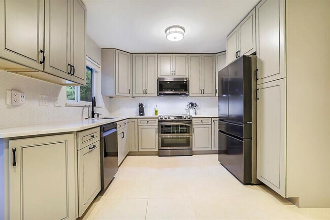 Building Photo - 1701 SW 32nd Ct