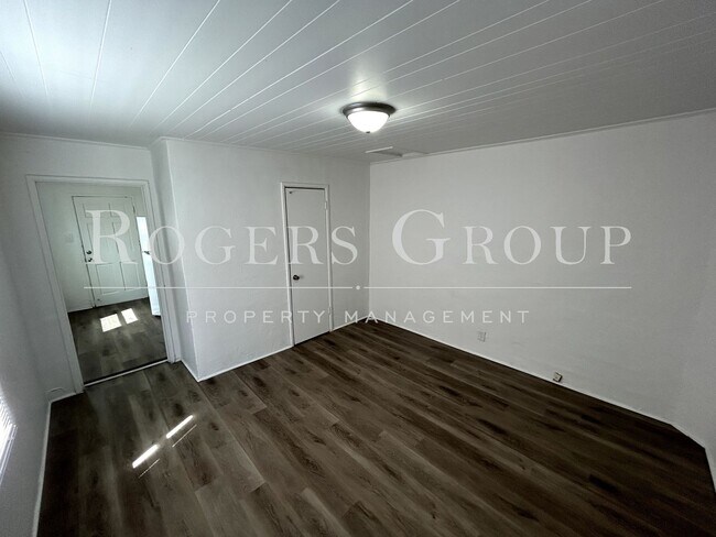 Building Photo - #450 - 424-426 Merriman St Duplex