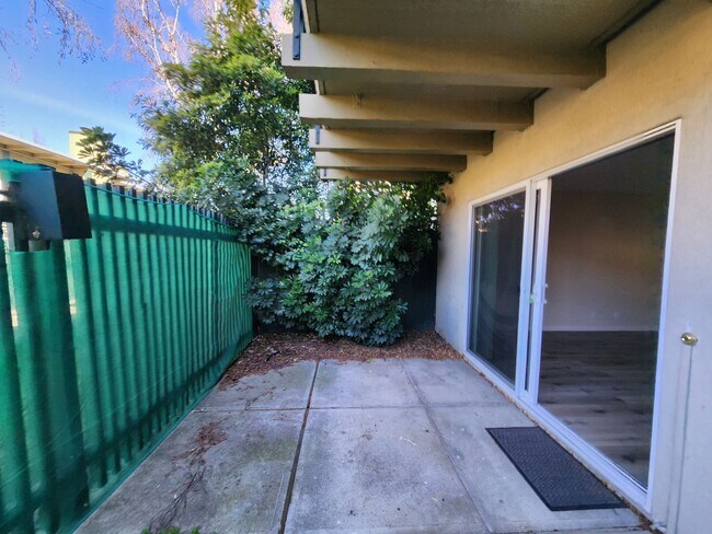 Building Photo - Large studio with private deck