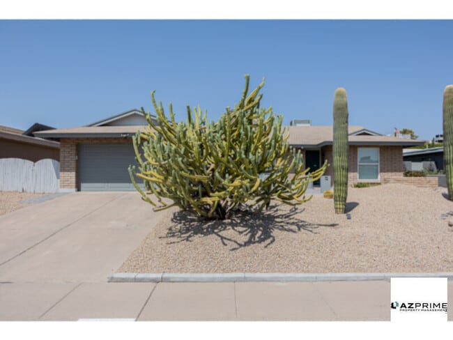 Building Photo - Lovely 3/2 Phoenix House with an Oversized...