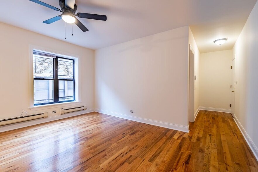 Building Photo - 838 W Cornelia Ave