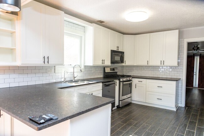 Building Photo - PEACEFUL LIVING.....SECLUSION! Move in ready!!!