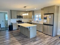 Building Photo - Stunning 3bd, 2ba Home Close To Downtown L...