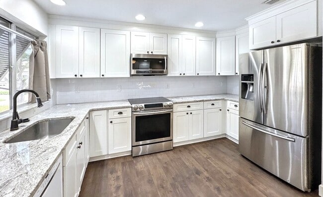 Building Photo - 13963 Lake Point Dr