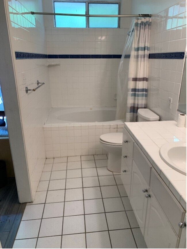 Master Bedroom Bath - 440 Veteran Ave