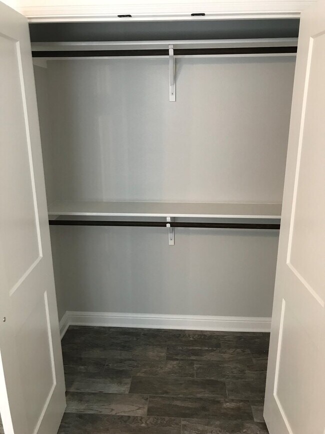 Building Photo - Gorgeous 2 bed/2 bath near Bunny Trail