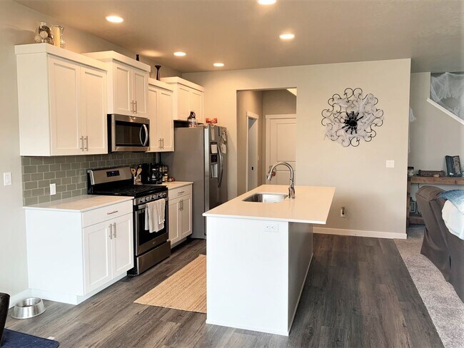 Building Photo - Newer 4 bed 2.5 bath home off Overland and...