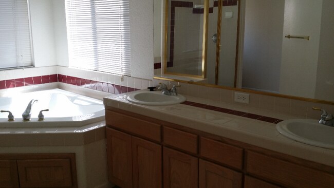 Building Photo - 93720 zip Willow and Nees