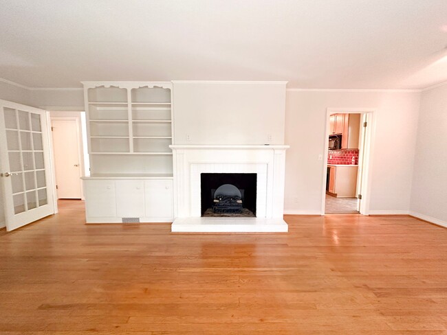 Building Photo - 3 Bedroom House: Walking Distance to Campu...