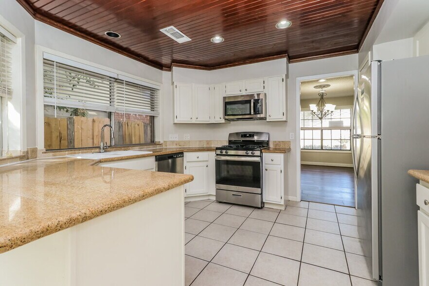 Building Photo - 7811 Goldengrove Dr