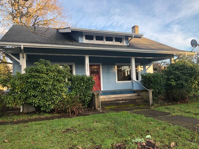 Primary Photo - Large 4 bed/2 bath Farm House on River Rd.