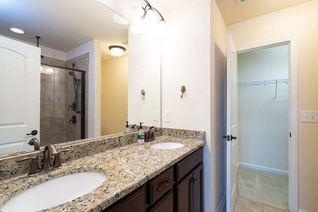 Building Photo - 2 Bedroom, 2.5 Bath Townhome w/ Loft and S...
