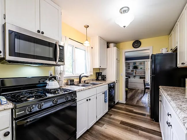 Building Photo - 2-bedroom, 1.0 bathroom Home within walkin...