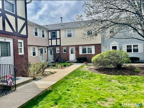 Building Photo - 16 E Gate Ln