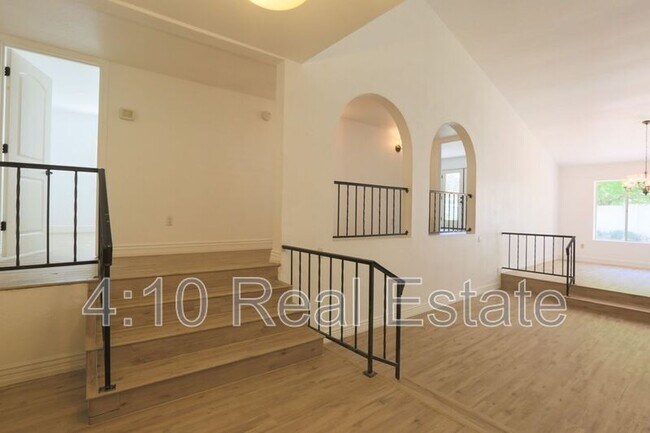 Building Photo - 951 E Leeward Ln