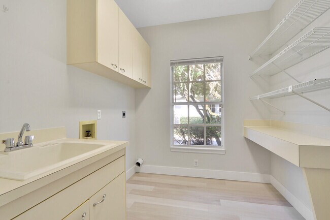 Building Photo - 7340 Pine Creek Way