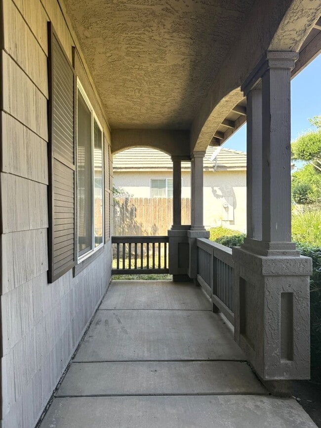 Building Photo - Available Now! Spacious home located in North Merced