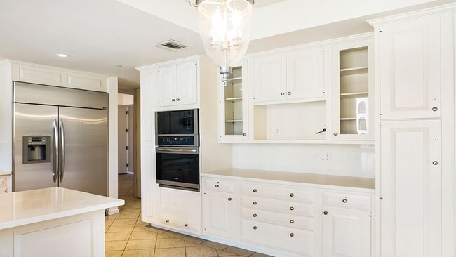 Building Photo - Elegant living in the heart of Beverly Hills