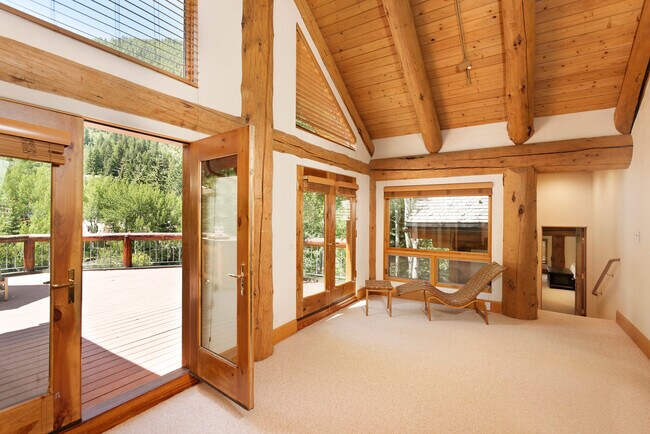 Building Photo - 1417 Crystal Lake Rd