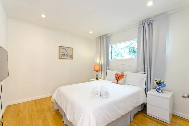 Building Photo - 1811 Ivar Ave