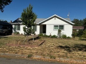 Building Photo - SINGLE LEVEL HOME WITH SPACIOUS FENCED IN YARD