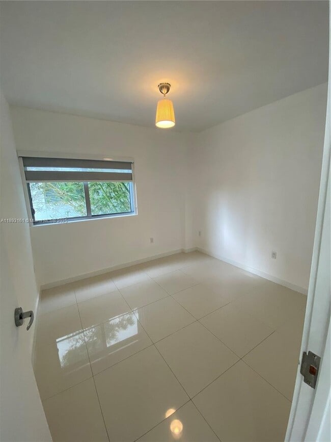 Building Photo - 9940 W Bay Harbor Dr