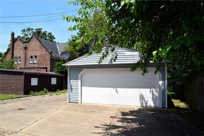 Building Photo - 9913 Foster Ave